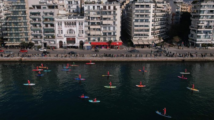 Members of the ThesSUP team( stand-up paddleboarding), wearing Santa Claus costumes, paddle off the seafront of Thessaloniki, Greece, December 21, 2025. REUTERS/Alexandros Avramidis