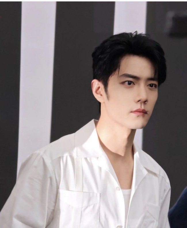 Xiao Zhan menjadi salah satu aktor paling berpengaruh tahun ini setelah membintangi drama epik sejarah The Legend of Zang Hai yang memiliki rating tinggi dan banyak penonton. Namanya juga semakin bersinar karena terlibat dalam proyek film Gezhi Town.  Foto: Dok. Weibo