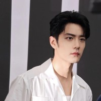 Xiao Zhan menjadi salah satu aktor paling berpengaruh tahun ini setelah membintangi drama epik sejarah The Legend of Zang Hai yang memiliki rating tinggi dan banyak penonton. Namanya juga semakin bersinar karena terlibat dalam proyek film Gezhi Town.  Foto: Dok. Weibo