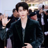 Zhang Linghe muncul di beberapa drama berbeda selama 2025. The Best Thing, drama romantis yang dibintangi Zhang Linghe dirilis awal tahun ini mendapat respon positif. Selain itu, Zhang Linghe kembali menaiki puncak popularitas lewat drama Our Generation yang tayang pada Juni 2025. Foto: Dok. Weibo