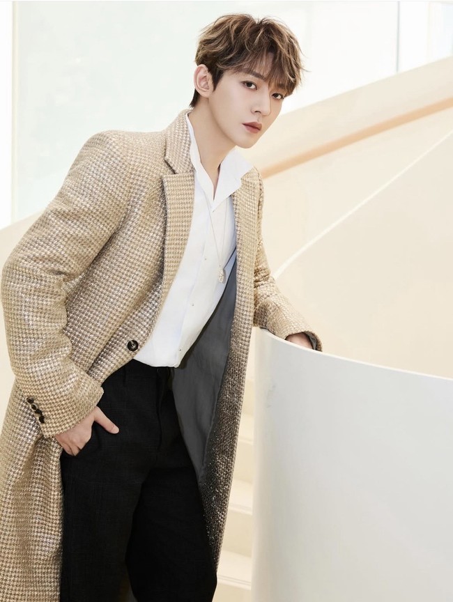 Deng Wei berhasil meraih penghargaan sebagai aktor paling populer di iQIYI Scream Night 2025 berkat kemunculannya di beberapa drama besar. Mysterious Lotus Casebook dan Love Has Fireworks adalah judul drama China yang dibintanginya tahun ini. Foto: Dok. Weibo