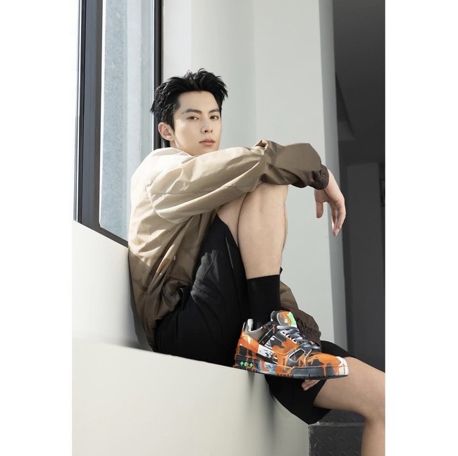 Terkenal setelah membintangi serial Meteor Garden 2018, karier Dylan Wang terus berkembang dengan beberapa proyek besar di 2025. Tahun ini, Dylan Wang muncul di serial Guardians of the Dafeng, dan film I Dreamed a Dream. Sang aktor juga sedang terlibat projek Light to the Night dan Live Long and Prosper. Foto: Dok. Weibo