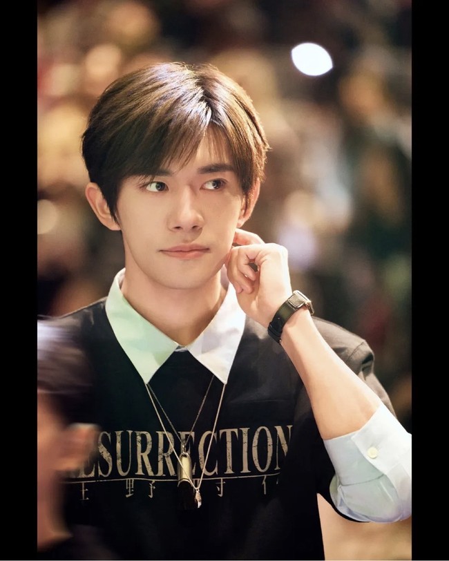 Meski fokusnya lebih ke layar lebar, Jackson Yee adalah salah satu aktor paling berpengaruh dan aktif di 2025, terutama di film-film box office besar yang mencapai pendapatan tinggi. Film Big World dan Resurrection membuat namanya semakin bersinar, meraih penghargaan Actor of the Year dari China Entertainment Guild. Foto: Dok. Weibo