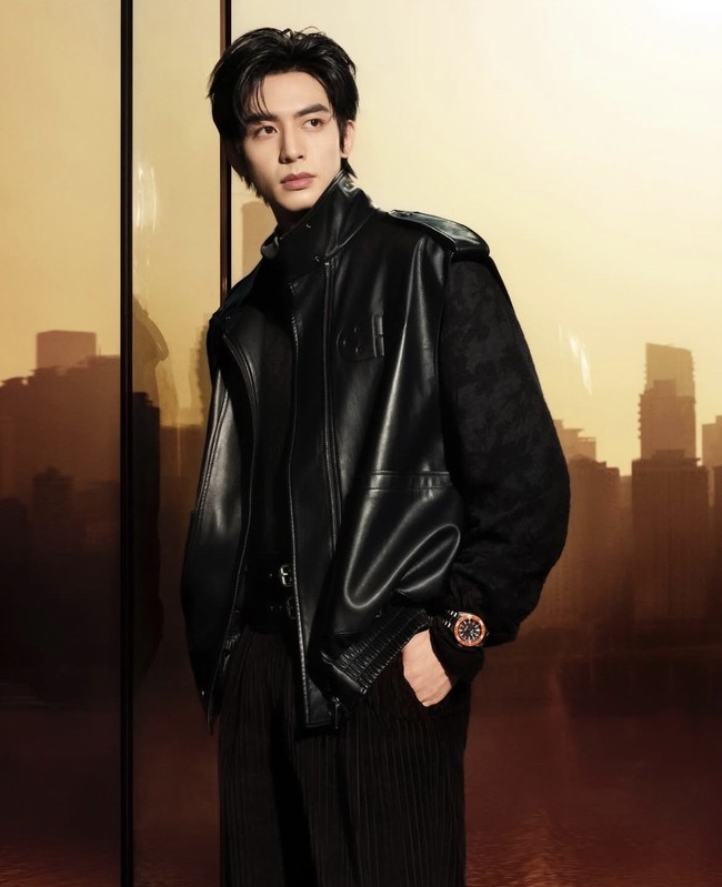 Song Weilong termasuk aktor China yang paling sibuk dan produktif di tahun 2025. Beberapa judul drama besar yang dibintangi Song Weilong tahun ini di antaranya adalah Everlasting Longing, Youthful Glory, dan The Seven Relics of III Omen. Aktor kelahiran 1999 ini juga terlibat dalam projek drama The Eternal Fragrance, Shine on Me, dan Love for You yang kemungkinan akan tayang tahun depan. Foto: Dok. Weibo