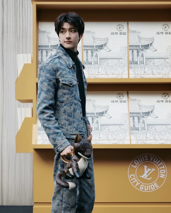 Lin Yi termasuk aktor China yang cukup sibuk di 2025. Meski polanya berbeda dengan aktor fantasi sejarah, Lin Yi tetap fokus pada drama modern, romansa, dan slice of life. Tahun ini, drama China Ski in to Love yang dibintangi Lin Yi pun populer. Sang aktor juga ikut andil dalam projek drama When I Meet the Moon dan A Chan. Foto: Dok. Weibo