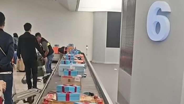 Viral Penumpang di Bandara Makassar Dapat Kado Natal Saat Ambil Bagasi