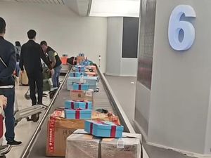 Serunya Penumpang Dapat Kado Natal Saat Ambil Bagasi di Bandara Hasanuddin