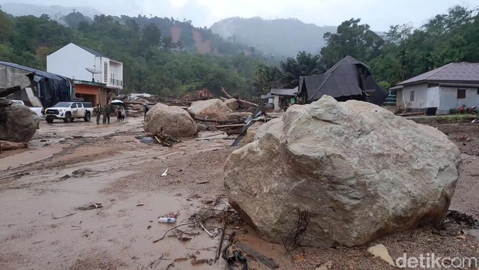 Penampakan batu kutukan di Lorong 4 Kelurahan Hutanabolon, Kecamatan Tukka, Kabupaten Tapanuli Tengah