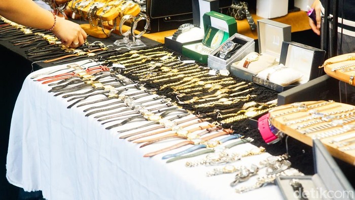 Pengunjung memasuki area Pos Bloc Jakarta saat gelaran Christmas Garage Sale di kawasan Pasar Baru, Jakarta, Jumat (26/12/2025). Acara ini menarik minat warga sejak hari pertama.