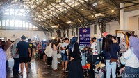 Pengunjung datang bersama keluarga dan anak-anak, menikmati suasana santai sambil berburu barang preloved dengan harga terjangkau.