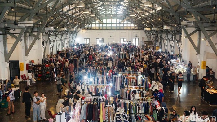 Pengunjung memasuki area Pos Bloc Jakarta saat gelaran Christmas Garage Sale di kawasan Pasar Baru, Jakarta, Jumat (26/12/2025). Acara ini menarik minat warga sejak hari pertama.