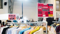 Sejumlah tenant menawarkan beragam pakaian preloved, mulai dari busana kasual hingga streetwear dan pakaian musim dingin, yang diminati pengunjung.