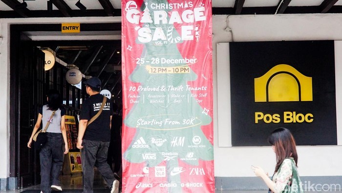 Pengunjung memasuki area Pos Bloc Jakarta saat gelaran Christmas Garage Sale di kawasan Pasar Baru, Jakarta, Jumat (26/12/2025). Acara ini menarik minat warga sejak hari pertama.
