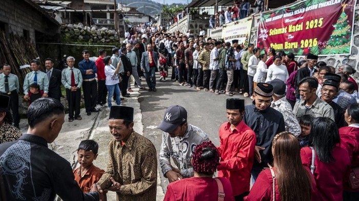 Bingkai Sepekan: Semarak Liburan Natal Sejumlah warga lintas agama bersilaturahmi dengan umat Nasrani dalam perayaan Hari Raya Natal 2025 di Dusun Thekelan, Desa Batur, Getasan, Kabupaten Semarang, Jawa Tengah, Kamis (25/12/2025). Tradisi silaturahmi lintas agama yang dilakukan warga dengan saling mengunjungi tempat ibadah saat perayaan hari besar keagamaan, seperti Natal, Waisak, dan Idulfitri, serta dilanjutkan dengan bersalaman dan saling memaafkan itu merupakan bentuk wujud kesatuan dan persatuan masyarakat setempat dalam kerukunan antarumat beragama. ANTARA FOTO/Aprillio Akbar/rwa.