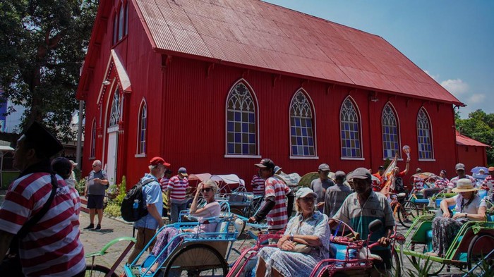 Bingkai Sepekan: Semarak Liburan Natal Wisatawan mancanegara menaiki becak saat mengunjungi Gereja Protestan di Indonesia bagian Barat (GPIB) Immanuel atau Gereja Merah di Probolinggo, Jawa Timur, Kamis (25/12/2025). Sebanyak 500 pelancong kapal pesiar yang berlabuh di Pelabuhan Tanjung Tembaga mengikuti kunjungan singkat ke sejumlah destinasi wisata sejarah di Kota Probolinggo, di antaranya Gereja Merah, Kelenteng Tri Dharma Sumbernaga, dan Museum Probolinggo, dalam rangkaian wisata di kota tersebut. ANTARA FOTO/Irfan Sumanjaya/rwa.