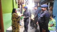 Brimob Polda Metro Beri Bantuan 625 Kg Beras ke Warga Kebon Sirih Jakpus