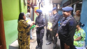 Brimob Polda Metro Beri Bantuan 625 Kg Beras ke Warga Kebon Sirih Jakpus