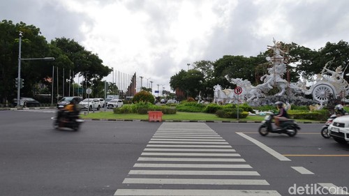 Suasana lalu lintas di bundaran Patung Satria Gatotkaca Park, Tuban, Badung, Jumat (26/12/2025). (Aryo Mahendro/detikBali).