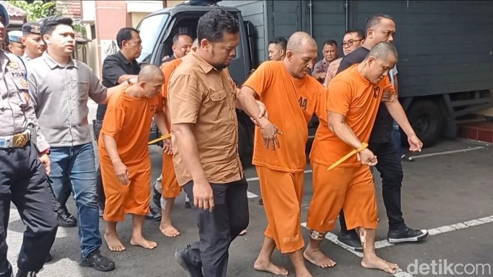 Empat orang tersangka komplotan ganjal ATM di Tasikmalaya.