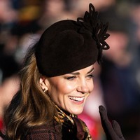 Headpiece yang dikenakan Kate Middleton juga mencuri perhatian. Putri Kate memakai headpiece cokelat bermotif kepingan salju dari Juliette Botterill Millinery. Foto: Samir Hussein/WireImage