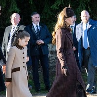 Momen saat Kate Middleton datang ke rumah sakit terasa istimewa karena tak lama setelah kunjungan tersebut, dia mengumumkan bahwa kanker yang didiagnosis pada 2024 telah memasuki masa remisi. Penampilan Natal ini pun menjadi simbol penutup 2025 dengan harapan baru. Foto: Samir Hussein/WireImage