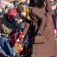 Menyapa warga yang memadati area Sandringham, Kate Middleton tampak membawa tas DeMellier London Small Hudson berbahan suede warna mocha. Foto: UK Press via Getty Images/Mark Cuthbert