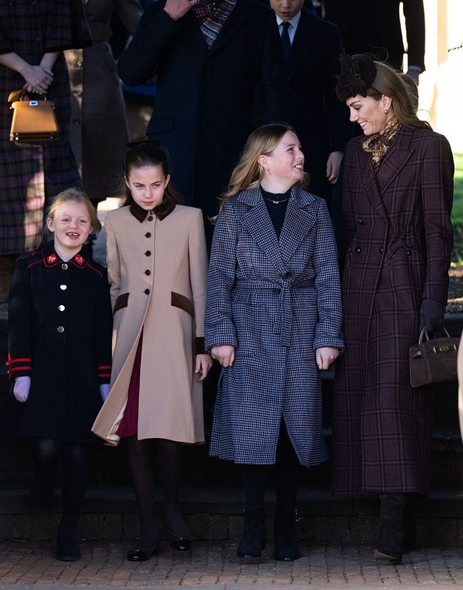 Kate Middleton hadir dalam perayaan Natal 2025 keluarga Kerajaan Inggris di Gereja St. Mary Magdalene, Sandringham, Inggris, bersama suami Pangeran William dan ketiga anak mereka, Pangeran George, Putri Charlotte, dan Pangeran Louis. Foto: Samir Hussein/WireImage