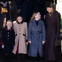 Kate Middleton hadir dalam perayaan Natal 2025 keluarga Kerajaan Inggris di Gereja St. Mary Magdalene, Sandringham, Inggris, bersama suami Pangeran William dan ketiga anak mereka, Pangeran George, Putri Charlotte, dan Pangeran Louis. Foto: Samir Hussein/WireImage