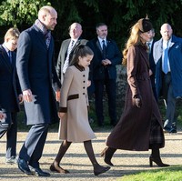 Berjalan bersama Pangeran William dan ketiga anak mereka, Kate Middleton mengenakan coatedress tartan cokelat Blazé Milano, rok liput Gucci, syal sutra cokelat-beige, dan sepatu bot cokelat tua. Foto: Samir Hussein/WireImage