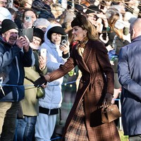 Kate kembali membuktikan dirinya adalah calon ratu yang tak malu untuk menggunakan baju sama berulang kali. Pada perayaan Natal 2025, Kate mengenakan busana yang pernah dipakainya pada 2021 saat mengunjungi The Royal Marsden Hospital. Foto: Getty Images/Jordan Peck