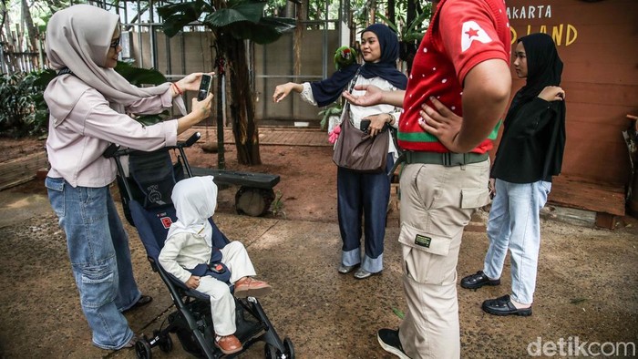 Geliat Libur Natal, Wisata Edukasi Burung Diserbu Pengunjung Libur Natal dan Tahun Baru dimanfaatkan warga untuk berwisata ke Jakarta Bird Land, Ancol, Jakarta Utara, Jumat (26/12/2025). Konsep edukatif ramah keluarga jadi daya tarik.