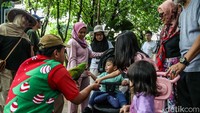 Sejumlah pengunjung memadati wahana Jakarta Bird Land di kawasan Ancol, Jakarta Utara, Jumat (26/12/2025), untuk mengisi libur panjang Natal bersama keluarga.