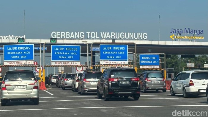 Gerbang Tol Warugunung Dipadati Kendaraan selama Libur Nataru