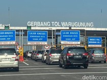 Gerbang Tol Warugunung Dipadati Kendaraan selama Libur Nataru