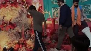 Video Gerombolan Pria Rusak Dekorasi Natal di Mal India