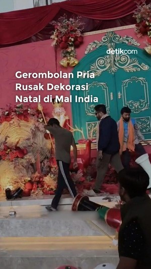 Video Gerombolan Pria Rusak Dekorasi Natal di Mal India