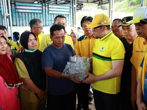 Salurkan Bantuan Bencana, Plt Ketua Golkar Sumut Dengarkan Keresahan Korban