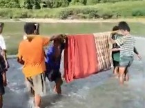 Video: Ibu Hamil di NTT Alami Pendarahan, Dievakuasi Digotong Sejauh 5 KM