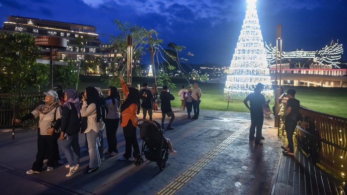 Pengunjung berjalan di Istana Negara di Kawasan Inti Pusat Pemerintahan (KIPP) di Ibu Kota Nusantara (IKN), Penajam Paser Utara, Kalimantan Timur, Jumat (26/12/2025). Menurut Otorita IKN (OIKN), per Kamis (25/12) jumlah pengunjung yang berlibur di IKN tercatat lebih dari 36.700 orang dan diperkirakan meningkat pada libur Tahun Baru 2026. ANTARA FOTO/M Risyal Hidayat/rwa.