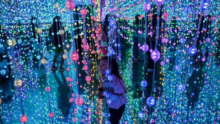 Pengunjung berfoto dalam wahana Wonderlab di Paris Van Java (PVJ) Mall, Bandung, Jawa Barat, Jumat (26/12/2025). Wahana wonderlab menyuguhkan wahana museum cahaya immersive dengan beberapa ruangan instalasi konsep visual yang berbeda-beda untuk memeriahkan libur Natal 2025 dan Tahun Baru 2026. ANTARA FOTO/Raisan Al Farisi/wpa.