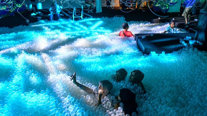 Pengunjung berfoto dalam wahana Wonderlab di Paris Van Java (PVJ) Mall, Bandung, Jawa Barat, Jumat (26/12/2025). Wahana wonderlab menyuguhkan wahana museum cahaya immersive dengan beberapa ruangan instalasi konsep visual yang berbeda-beda untuk memeriahkan libur Natal 2025 dan Tahun Baru 2026. ANTARA FOTO/Raisan Al Farisi/wpa.