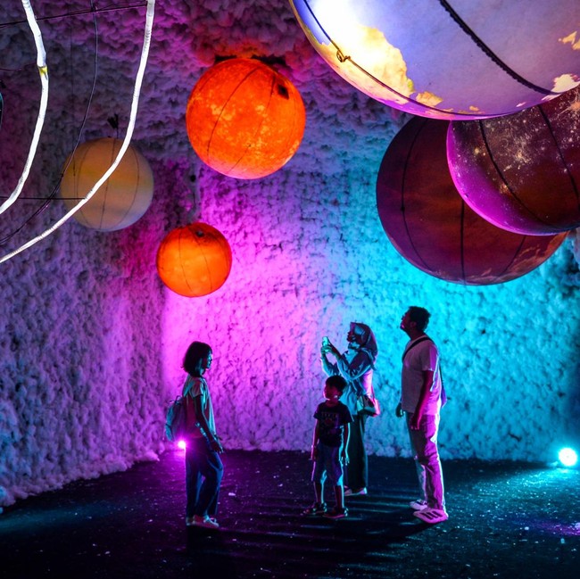 Instalasi Cahaya Interaktif Hadirkan Sensasi Liburan Berbeda di Bandung