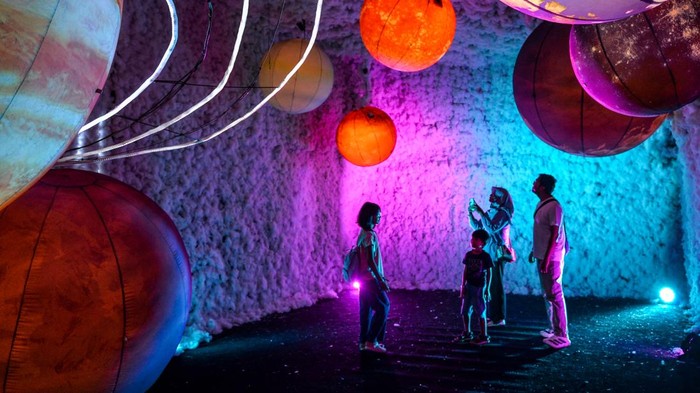 Pengunjung berfoto dalam wahana Wonderlab di Paris Van Java (PVJ) Mall, Bandung, Jawa Barat, Jumat (26/12/2025). Wahana wonderlab menyuguhkan wahana museum cahaya immersive dengan beberapa ruangan instalasi konsep visual yang berbeda-beda untuk memeriahkan libur Natal 2025 dan Tahun Baru 2026. ANTARA FOTO/Raisan Al Farisi/wpa.