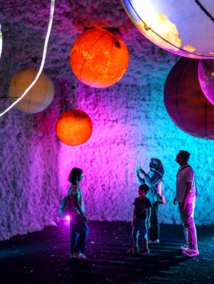 Instalasi Cahaya Interaktif Hadirkan Sensasi Liburan Berbeda di Bandung