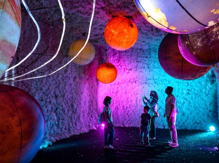Instalasi Cahaya Interaktif Hadirkan Sensasi Liburan Berbeda di Bandung