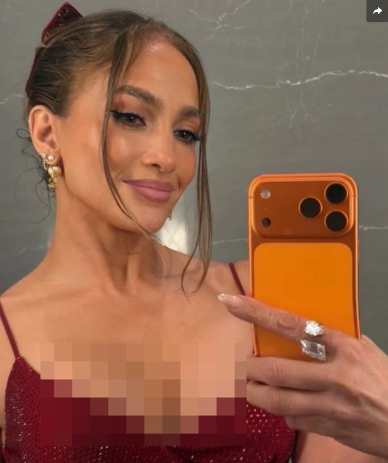 JLo Foto natal Jennifer Lopez yang disebut netizen diedit berlebihan.