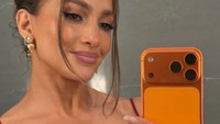 Ada yang Janggal dari Foto Selfie Jennifer Lopez di Hari Natal