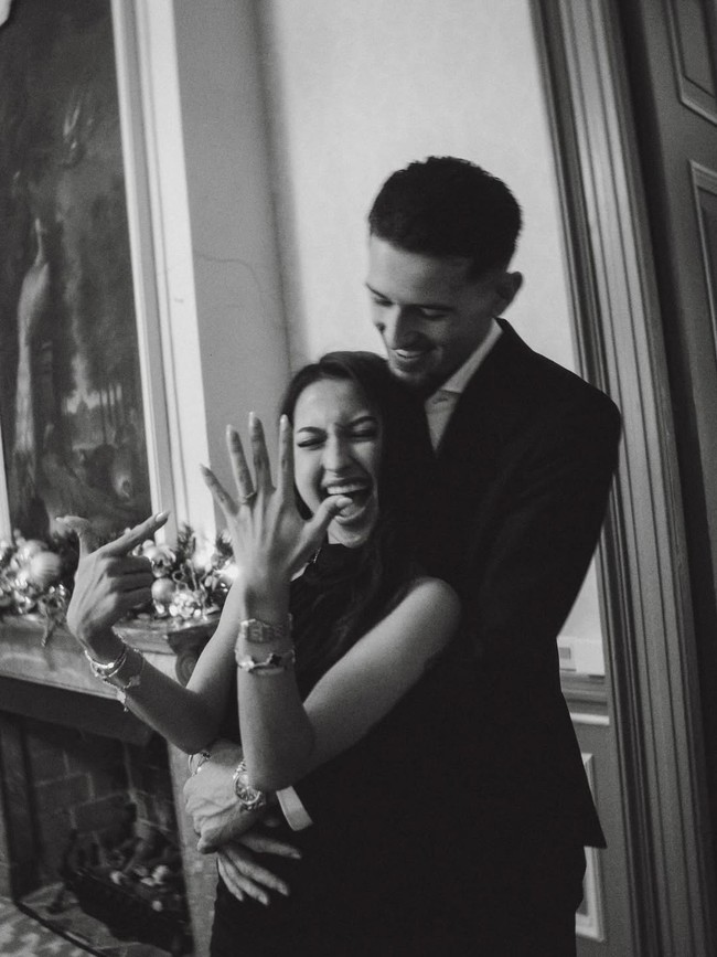 Detail cincin berlian yang diberikan Justin Hubner untuk Jennifer Coppen ini terungkap melalui sebuah unggahan Instagram. Melalui kolom komentar, brand perhiasan Carat Antwerp memberikan konfirmasi bahwa benar cincin lamaran Justin dan Jennifer datang dari brand mereka. Foto: Dok. Instagram Justin Hubner