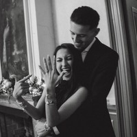 Detail cincin berlian yang diberikan Justin Hubner untuk Jennifer Coppen ini terungkap melalui sebuah unggahan Instagram. Melalui kolom komentar, brand perhiasan Carat Antwerp memberikan konfirmasi bahwa benar cincin lamaran Justin dan Jennifer datang dari brand mereka. Foto: Dok. Instagram Justin Hubner