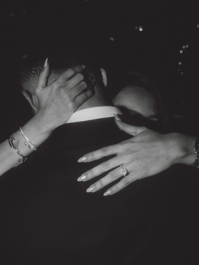 Dari penelusuran di situs Carat Antwerp terungkap, cincin yang diberikan Justin Hubner saat melamar Jennifer Coppen merupakan model Cushionhalo RX. Pada situs resmi Carat Antwerp terungkap harga cincin tersebut 9.800 Euro atau sekitar Rp 193 juta. Fokus utama cincin memikat ini adalah berlian potongan round brilliant seberat 1,00 karat. Mengelilingi berlian utama tersebut terdapat rangkaian berlian halo yang memukau dengan total 0,40 karat. Foto: Dok. Instagram Justin Hubner